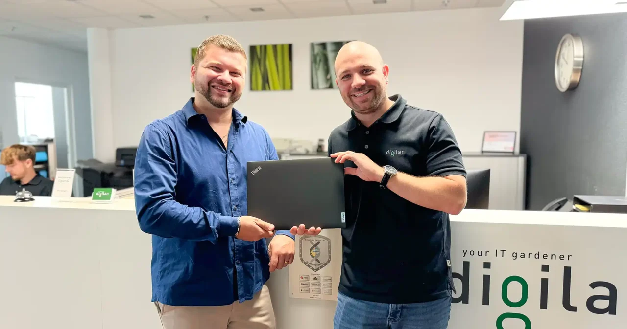 Übergabe des Lenovo ThinkPad T14 Gen 4 an Cyril Durki, den Gewinner unseres Frühlingsgewinnspiels 2024.