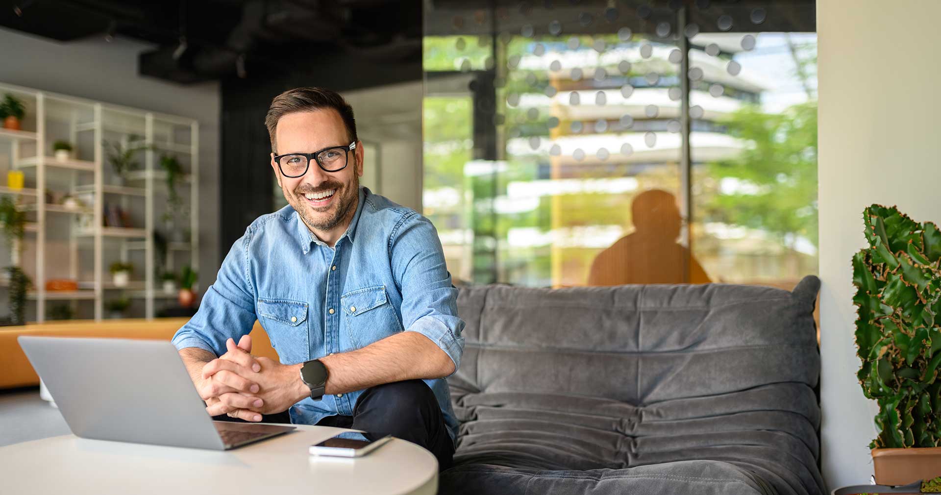 Security-Awareness-Training für Schweizer KMU - Cover zeigt glücklichen CEO.